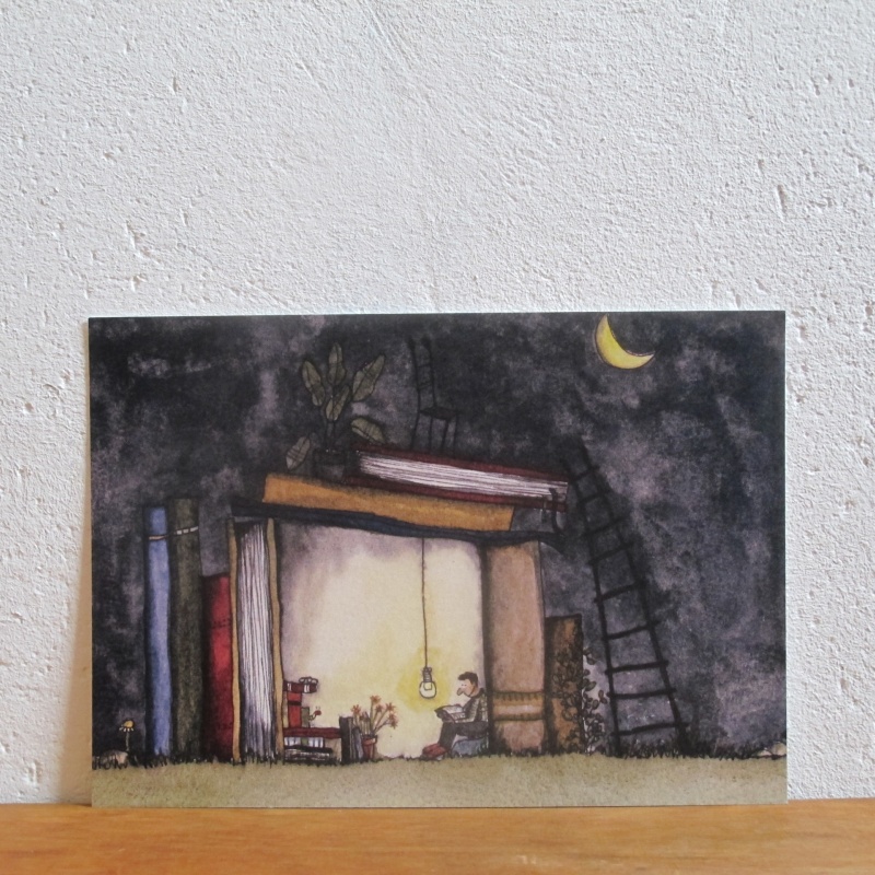 Haus aus Büchern mit lesender Person bei Mondschein