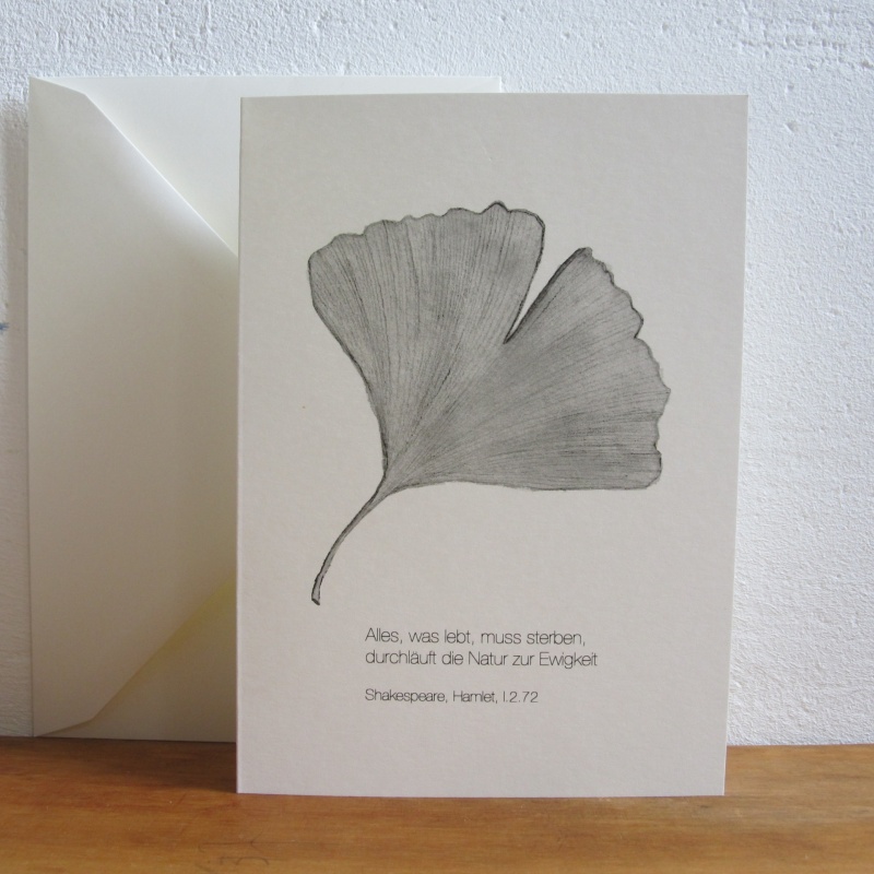 Graues Ginkgoblatt mit Zitat von Shakespeare als Trauerbriefkarte