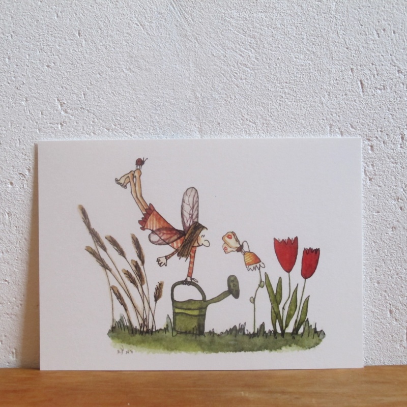 Beflügelte Figut mit Gießkanne in der Hand zwischen roten Tulpen