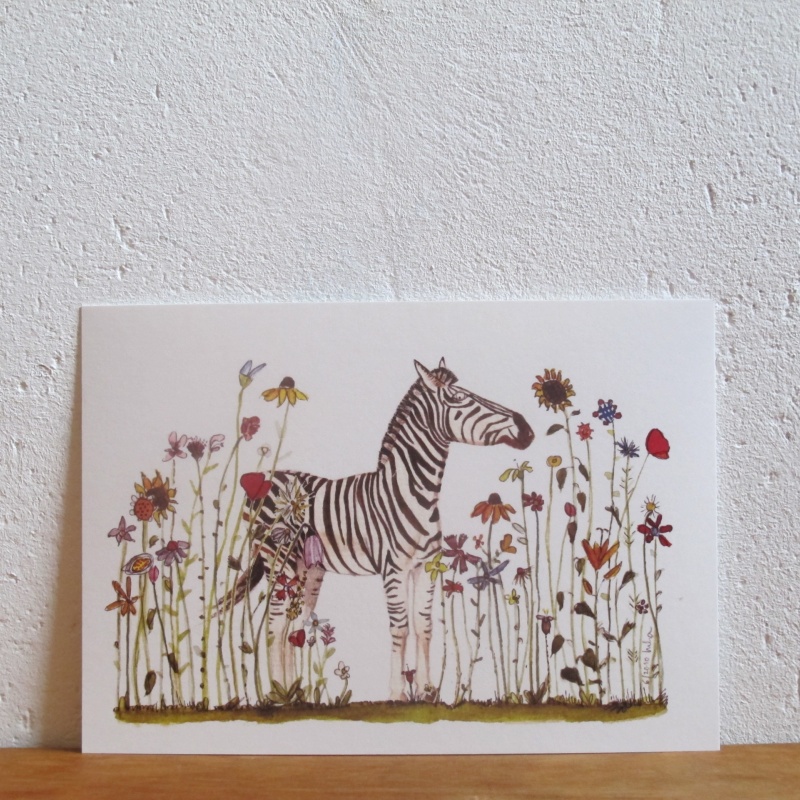 Naturgetreues Zebra in bunter Blumenwiese
