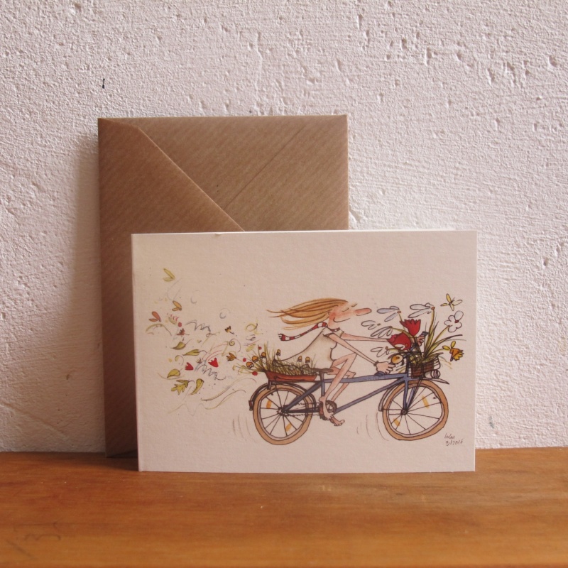 Fahrrad mit Person mit Wind im Haar mit Gepäckträger hinten und Korb vorne voller Blumen die wegflattern als Schweif hinter dem Fahrrad